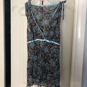 No wrinkle floral v neck blouse